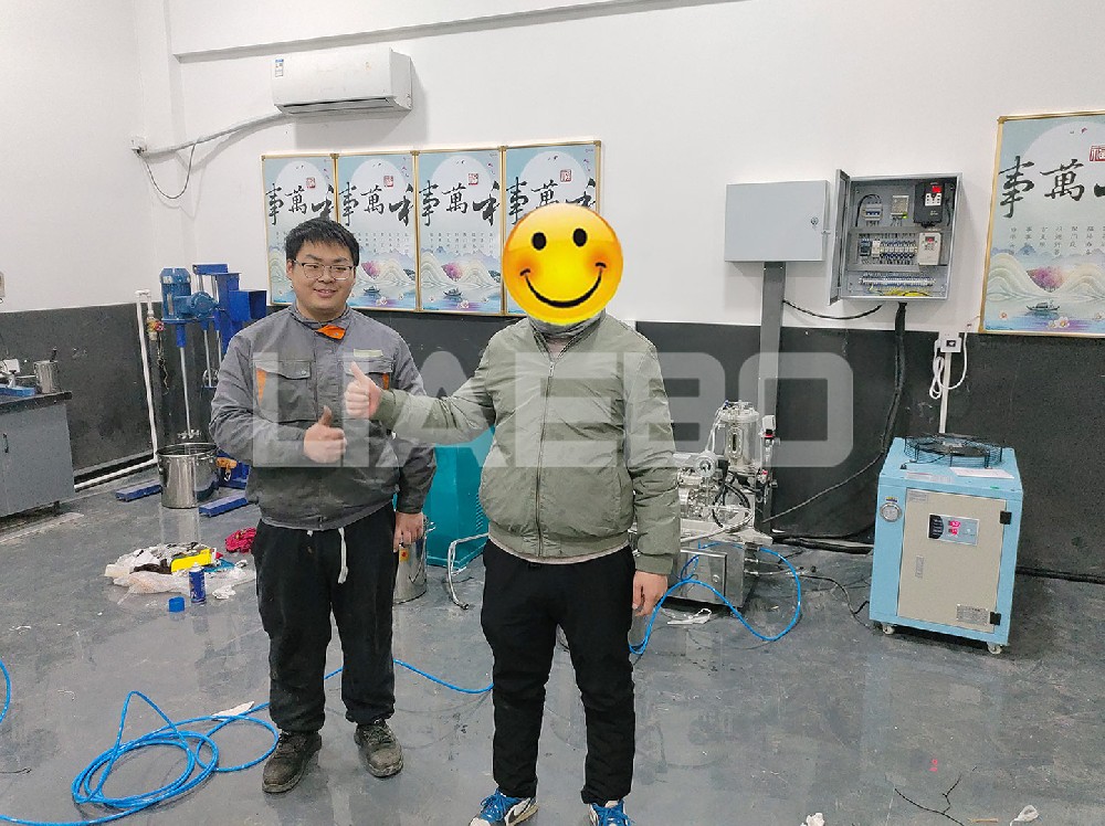 河北某公司1L砂磨機、150三輥機調(diào)試成功